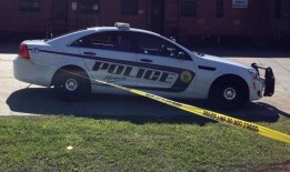 警方称，机动警察将一名站在屋顶上的武装男子击毙