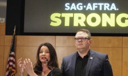 演员批准“巨大胜利”协议正式结束好莱坞罢工