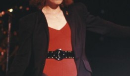 80年代的流行歌手，71岁，在温馨的家庭照中看起来非常年轻