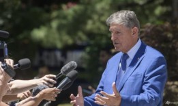 民主党独立参议员乔·曼钦敦促拜登退出竞选