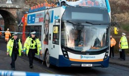 基尔马诺克双层巴士与桥梁相撞，8人被送往医院