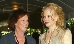 “我的心都碎了”：妮可·基德曼在威尼斯国际电影节获奖前得知母亲去世的消息