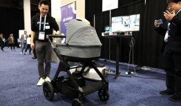 在2024年国际消费电子展(CES 2024)上，科技知道你是否生病了，还会摇晃婴儿