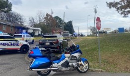 2名男子在布莱顿社区中心外被枪杀；疑犯在逃