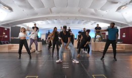 视频：观看编舞家多米尼克·凯利与《了不起的盖茨比》合奏团表演《新钱》