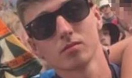 特内里费岛狂欢女服务员在杰伊·斯莱特继续搜索时大声说话