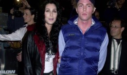 雪儿因涉嫌滥用药物而申请对儿子以利亚·奥尔曼的单独监护权