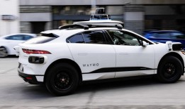 旧金山一名男子被指控割破机器人出租车的轮胎——据称是在镜头前