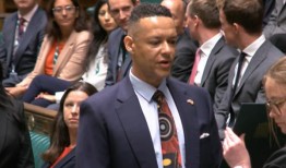 诺福克议员在下议院抗议宣誓，被警告将采取法律行动并失去席位