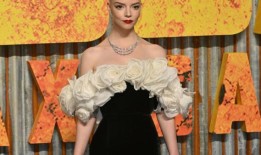 安雅·泰勒-乔伊的“爱情故事”被缝在了她的婚纱上