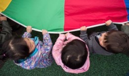 到2023年，托儿费用会下降，但更多的家长表示很难找到托儿点