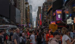 科罗拉多州野火造成1人死亡，大火席卷美国西部大片地区