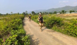 在骚乱不断的曼尼普尔地区，70多所房屋被烧毁，突击队员出动