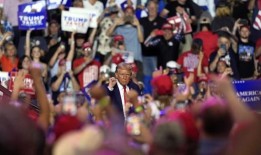 在关键的宾夕法尼亚州集会上，特朗普在经济言论和个人侮辱之间摇摆不定