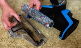 用这个技巧轻松地从吸尘器(或其他任何东西)上清除头发