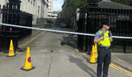 在都柏林国家大楼发生冲撞事件后，一名男子被审问