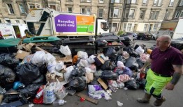 在9万名议会工人罢工的威胁下，科斯拉为薪酬协议辩护