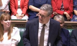 斯塔默庆祝国会议员的多样性，并在担任总理后的首次下议院演讲中向阿博特致敬