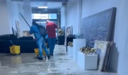 艺术家恩里克·卡布雷拉声称水管破裂毁了价值2500万美元的画作