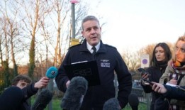 遛狗者在购物袋里发现的伦敦婴儿出生不到一小时