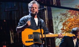 经典摇滚传奇在被粉丝起哄后愤然退下舞台：“我现在就可以停止这场演出了”