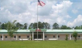 诉讼称，塔斯基吉少管所一名“被虐待”的青少年生活在“持续的恐惧”和污秽中