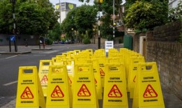 格伦费尔大厦附近投票站的告示牌警告选民提防“狡猾的政客”