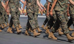 海军陆战队教官被指控在移动厕所里偷窥新兵