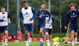 技能问题：孩子们在会议上发现大会成员在玩游戏