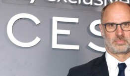 继承创作者将首次执导一部关于亿万富翁的电影