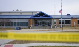 爱荷华州一名少年开枪打死1人，打伤7人，他的父母表示，他们对他的计划“一无所知”