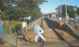 今年，南非有100多人几乎被火车和电车撞到