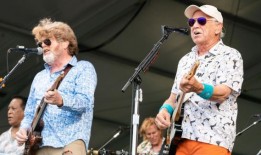 麦克·麦克纳利评价吉米·巴菲特：“他把生活视为一份享受的礼物”